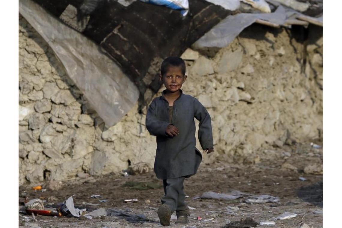Viele Flüchtlinge in Afghanistan haben kein festes Dach über dem Kopf, sondern leben in behelfsmäßigen Zelten. (Archivbild). Foto: Mariam Zuhaib/AP/dpa