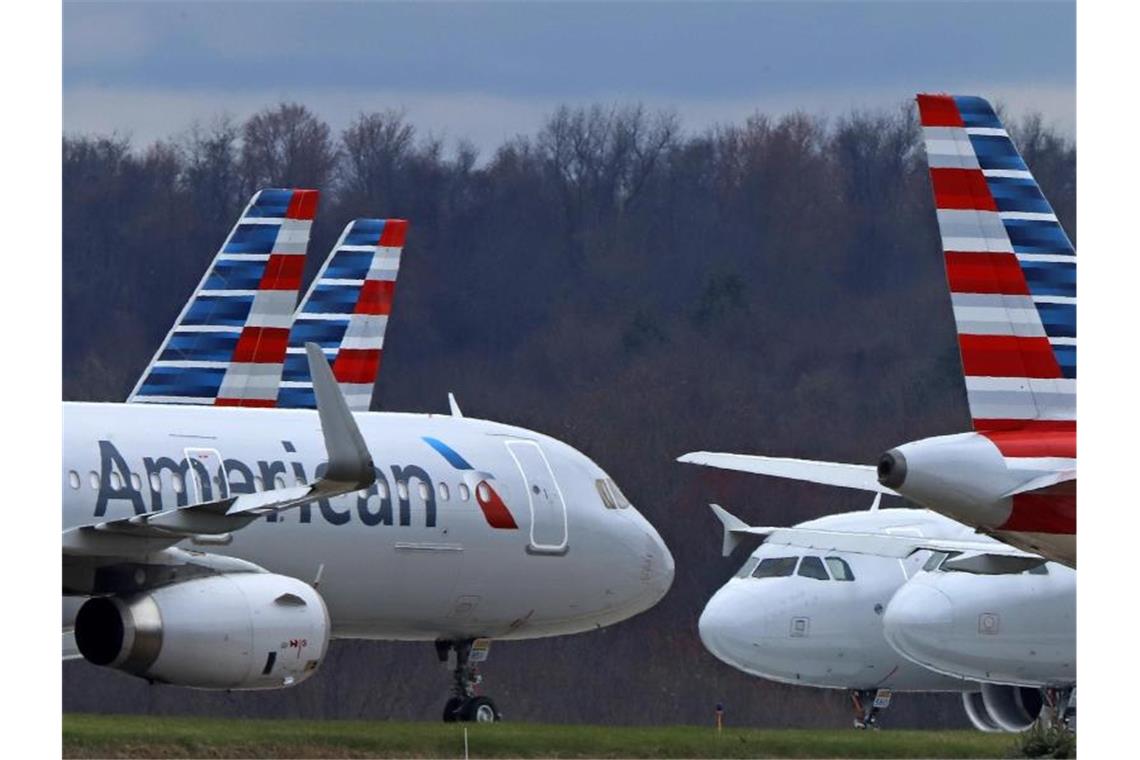 Viele Flugzeuge der American Airlines müssen auf dem Boden bleiben. Foto: Gene J. Puskar/AP/dpa