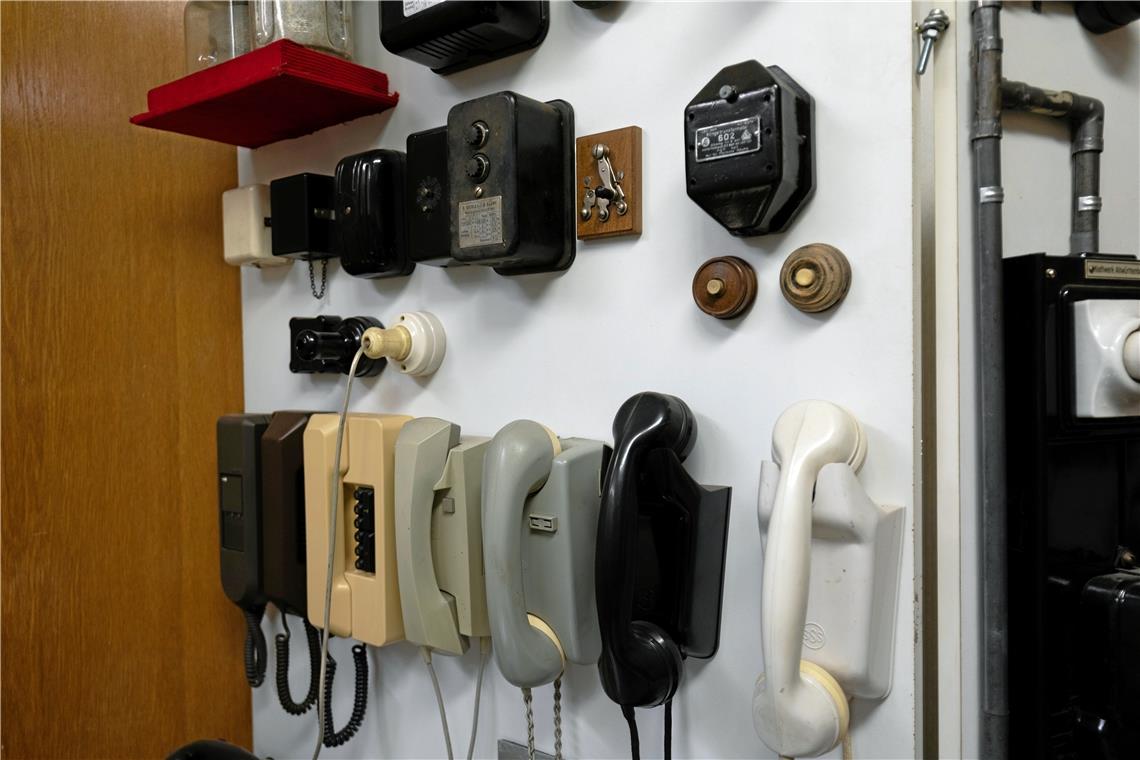 Viele Generationen von Telefonen 