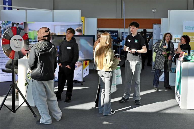 Viele Gespräche bei der Messe Fokus Beruf in Schorndorf. Foto: Alexandra Palmizi