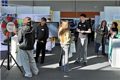 Viele Gespräche bei der Messe Fokus Beruf in Schorndorf. Foto: Alexandra Palmizi