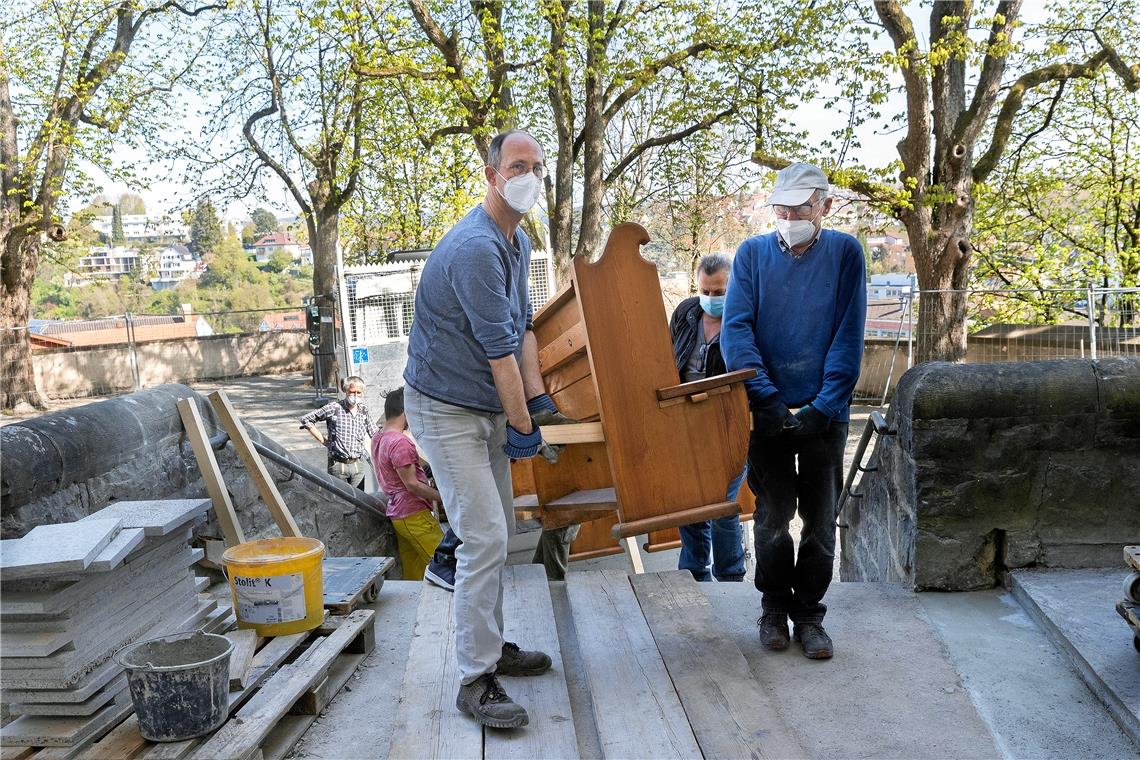 Viele Hände, schnelles Ende: Nur mit ausreichend Manpower lassen sich die schweren Bänke wieder zurück in die Backnanger Stiftskirche hieven, nachdem sie im Rahmen der Generalsanierung des Gotteshauses ausgelagert werden mussten. Fotos. J. Fiedler