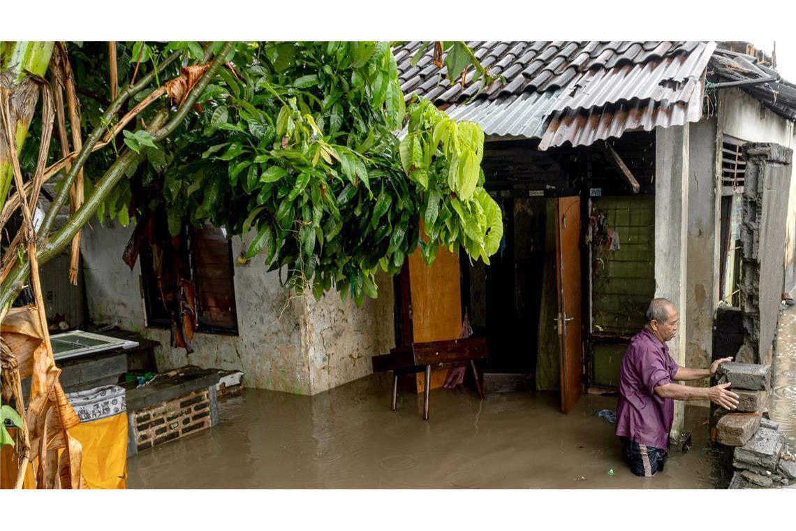 Opferzahl bei Fluten auf Bali steigt - Wetter beruhigt sich Viele Häuser standen nach tagelangen Regenfällen unter Wasser.