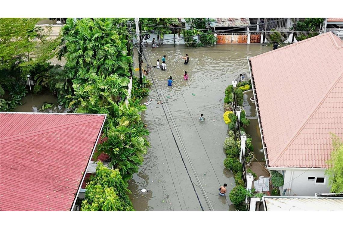 Viele Häuser stehen völlig unter Wasser.