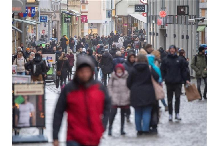 Viele halten die bestehenden Einschränkungen für richtig und ausreichend. Foto: Stefan Sauer/dpa