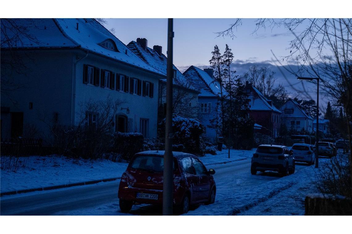 Viele Haushalte im Südwesten Berlins sind die dritte Nacht in Folge ohne Strom.