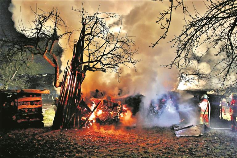 Viele Holzstapel gingen in Flammen auf – unter anderem in Auenwald. Archivfoto: 7aktuell/Lermer