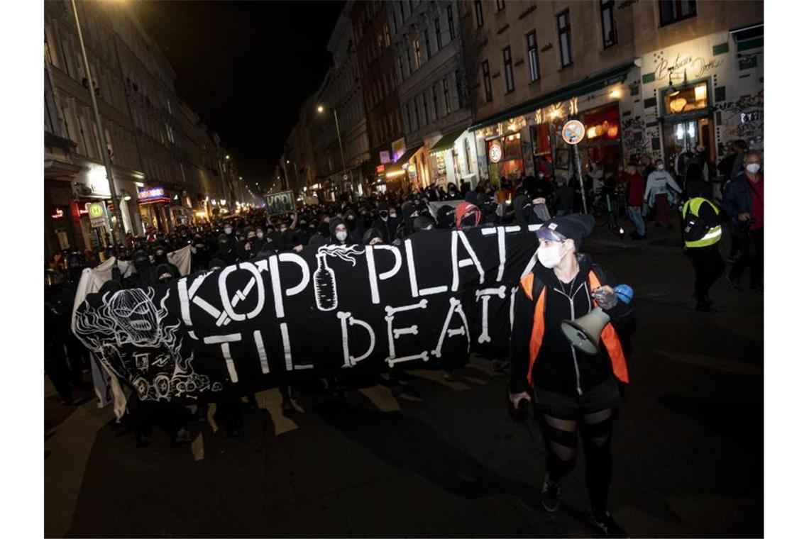 Viele Hundert Menschen haben in Berlin gegen eine geplante Räumung der linksalternativen Bauwagen-Siedlung auf einem besetzten Grundstück an der Köpenicker Straße demonstriert. Foto: Fabian Sommer/dpa