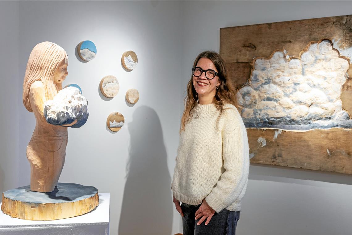 Tina Schneider erschafft Skulpturen mit der Kettensäge Viele ihrer Kunstwerke hat Tina Schneider aus Lindenholz erschaffen – so auch „Das Wolkenmädchen“ (2017). Fotos: Alexander Becher