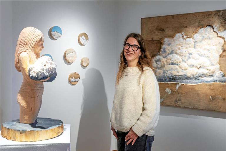 Viele ihrer Kunstwerke hat Tina Schneider aus Lindenholz erschaffen – so auch „Das Wolkenmädchen“ (2017). Fotos: Alexander Becher