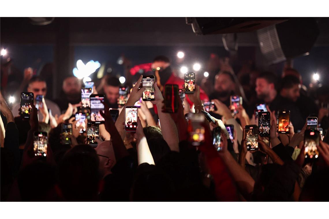 Viele Jugendliche feiern Haftbefehl.