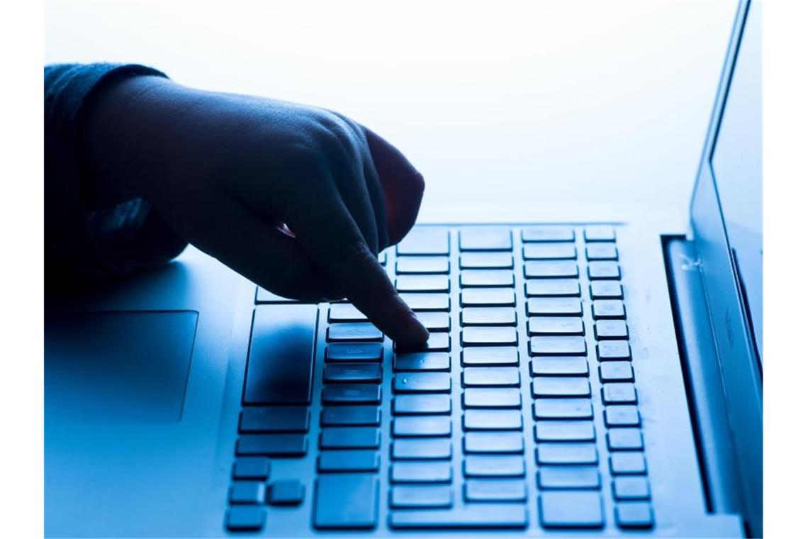 Umfrage: Jeder siebte Jugendliche Opfer von Cybermobbing Viele Jugendliche werden im Internet Opfer von Mobbing und Beleidigungen. Foto: Dominic Lipinski/PA Wire/dpa/Illustration