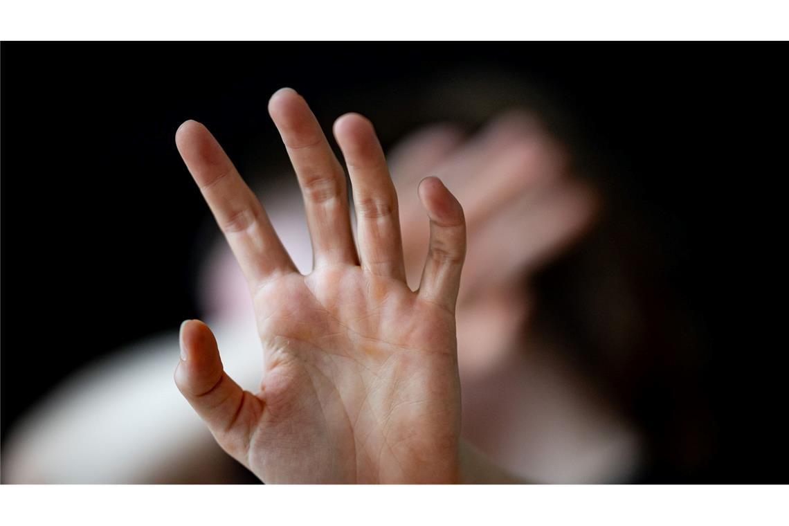 Viele junge Menschen haben laut einer Befragung schon einmal sexualisierte Gewalt erfahren. (Symbolbild)