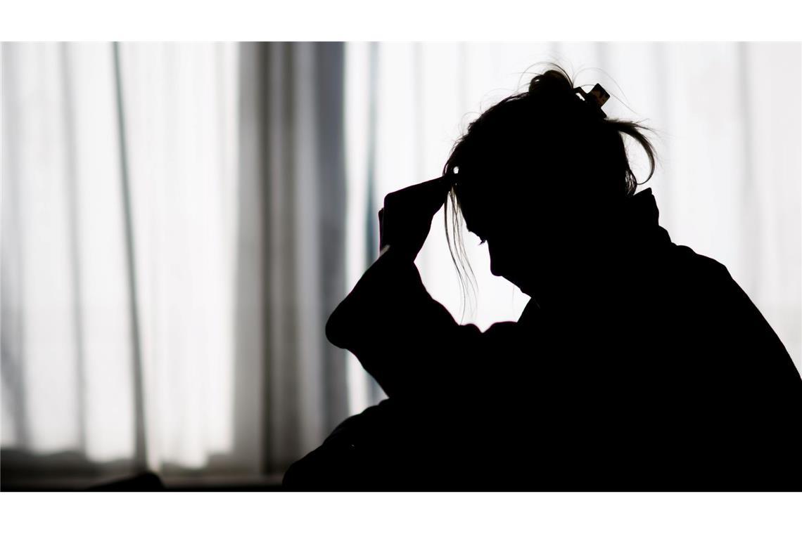 Viele junge Menschen nutzen KI-Chatbots, um über seelische Probleme zu sprechen – Experten warnen vor Risiken. (Symbolbild)