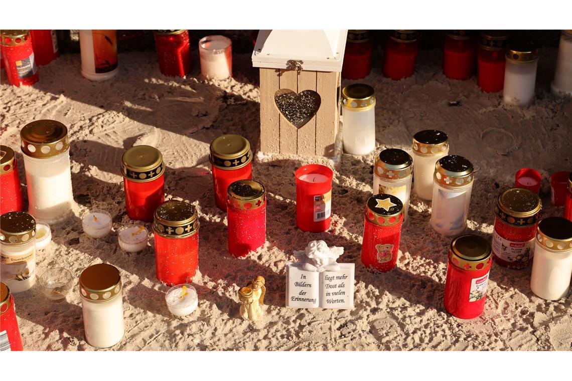 Viele Kerzen erinnern an den achtjährigen Fabian, der einem Gewaltverbrechen zum Opfer fiel.