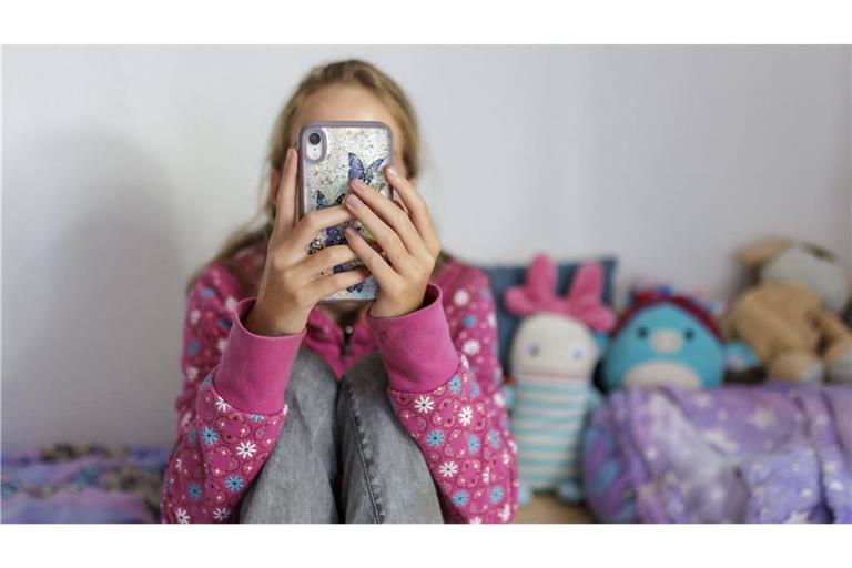 Viele Kinder bekommen schon früh die Erlaubnis der Eltern, ein Smartphone zu nutzen. (Symbolbild)