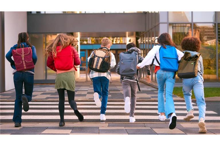 Viele Kinder haben Energie und Lust auf neue Herausforderungen, doch die Unsicherheit, was in einer neuen Schule auf sie zukommt, kann anfangs andere Gefühle in den Schatten stellen. Eltern können hier aber entscheidend helfen.