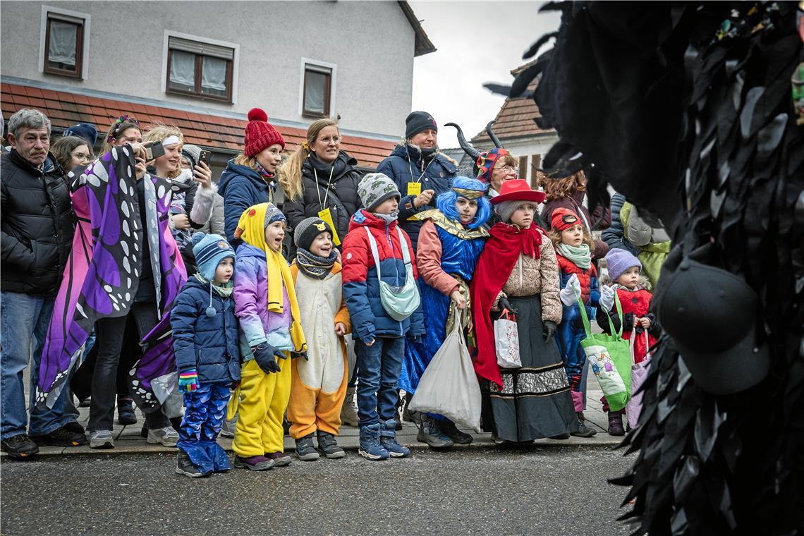 Viele Kinder sind verkleidet.