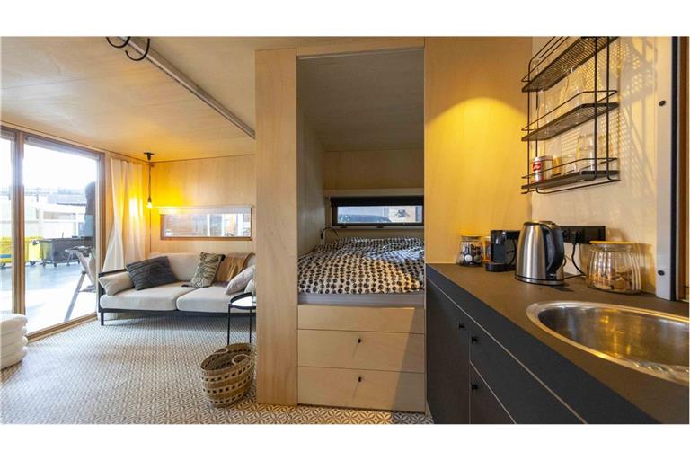 Viele könnten sich ein Leben in einem Kleinsthaus gut vorstellen:   Ein ausgestelltes Tiny House auf der New Housing Messe in Karlsruhe vom 27. bis 29. Juni.