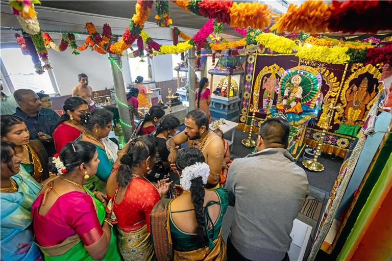 Viele kommen zu den Feierlichkeiten auch in festlicher Kleidung, einem Sari oder Punjabi zum Beispiel. Fotos: Alexander Becher