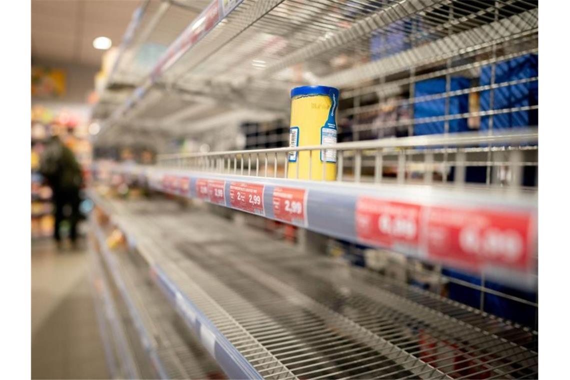 Trotz etlicher leerer Regale: Lebensmittelnachschub läuft Viele Kunden erleben das zurzeit: leere Regale in den Supermärkten. Die Lebensmittelbranche betont aber, dass die Warenversorgung trotz der erheblich gestiegenen Nachfrage gesichert sei. Foto: Kay Nietfeld/dpa