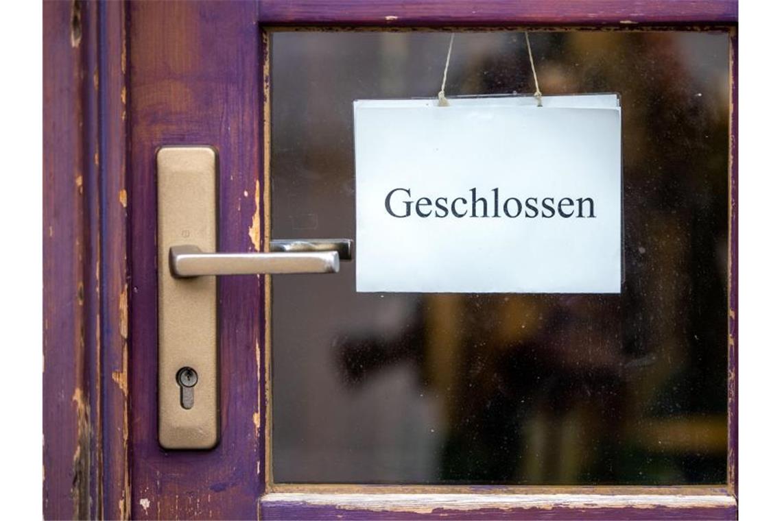 Kleine Mittelständler leiden besonders unter Corona-Folgen Viele Läden waren insgesamt über Monate geschlossen - wie hier Anfang des Jahres in Schwerin. Foto: Jens Büttner/dpa-Zentralbild/dpa