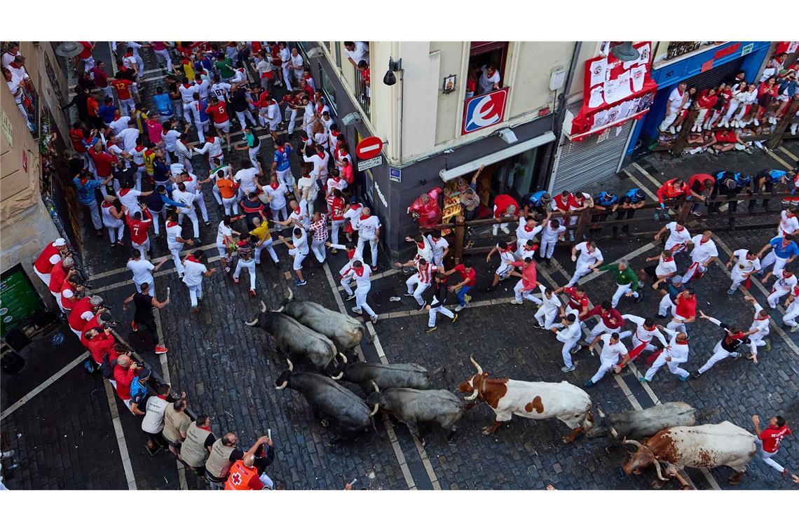 Fünf Verletzte bei Stierlauf in Pamplona Viele Läufer versuchen, vor oder neben den Bullen mitzulaufen und sie möglichst auch zu berühren.