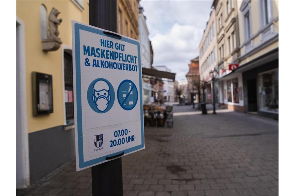 Über 75.000 Corona-Tote in Deutschland seit Pandemiebeginn Viele Landkreise reagieren auf den starken Anstieg der Corona-Neuinfektionen mit einer Maskenpflicht. Foto: Nicolas Armer/dpa