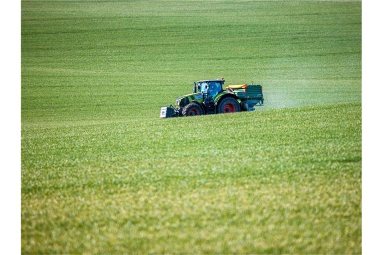 Viele Landwirte gehen angesichts massiv gestiegener Kosten für Düngemittel besorgt ins neue Jahr. Foto: Jens Büttner/dpa-Zentralbild/dpa