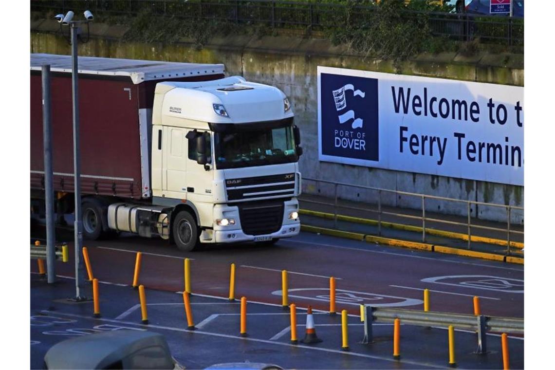 Lkw-Staus in England: Armee verstärkt Einsatz Viele Lastwagenfahrer werden auch den ersten Weihnachtstag in Südostengland in ihren Kabinen verbringen müssen. Foto: Aaron Chown/PA Wire/dpa
