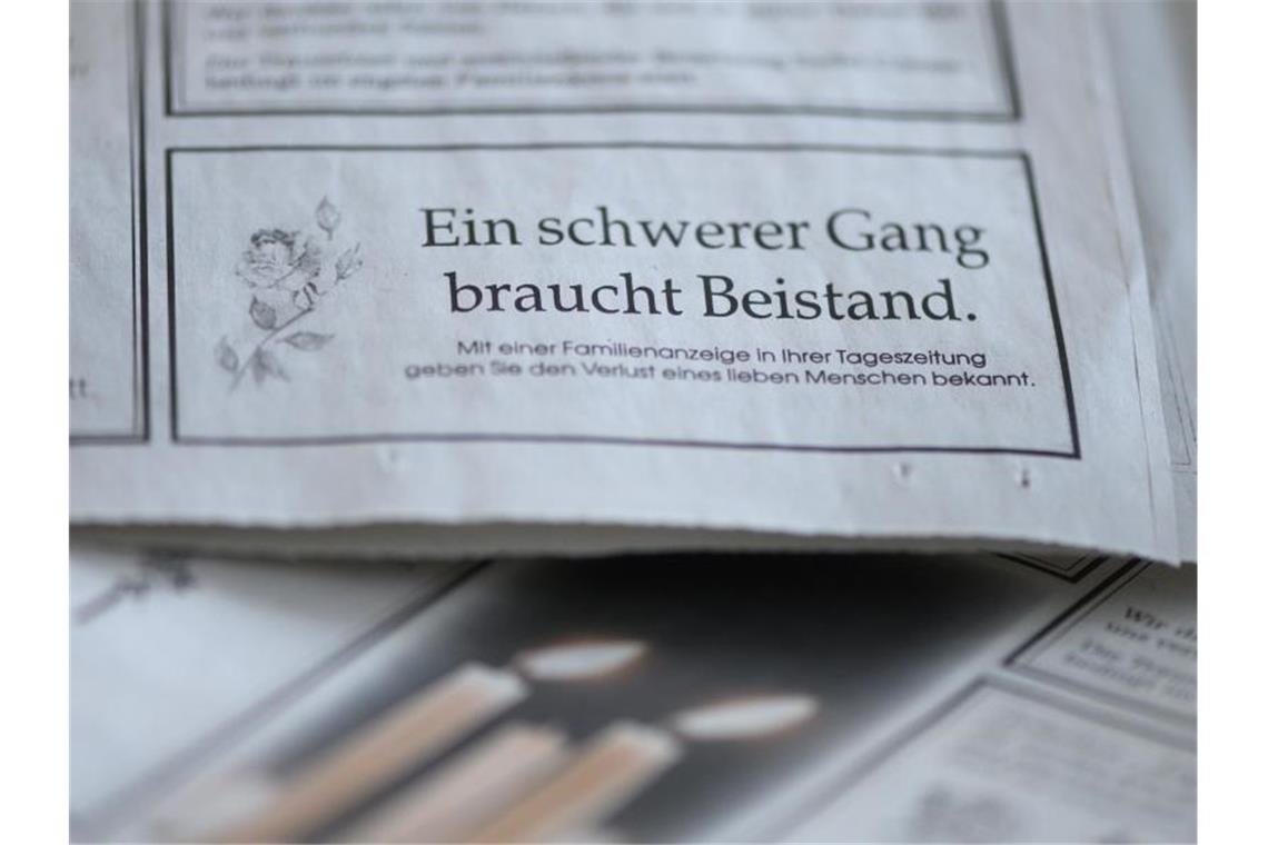 Mehr Traueranzeigen in Zeitungen zu Corona-Zeiten Viele Medienhäuser verzeichneten im vergangenen Jahr mehr Traueranzeigen. Es gab aber auch mehr Grußanzeigen. Foto: Sebastian Kahnert/dpa-Zentralbild/dpa