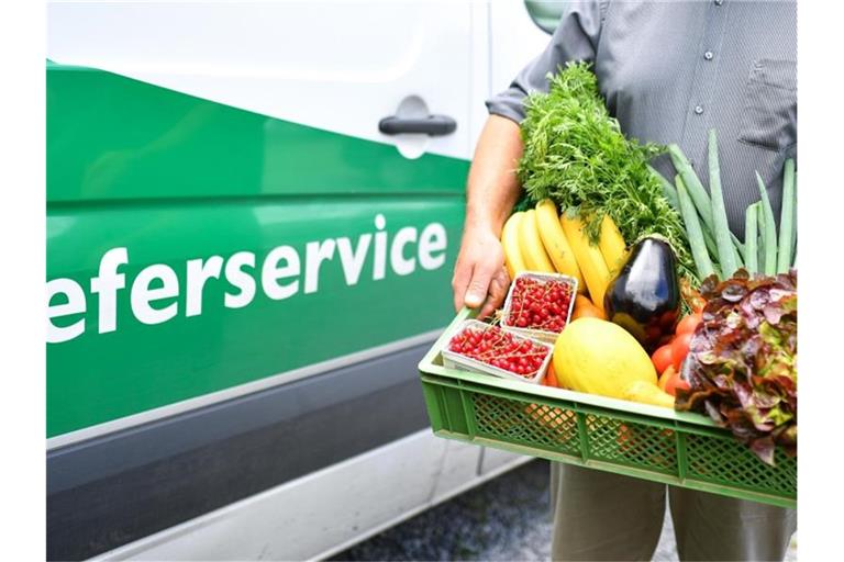 Viele Menschen achten auf gesunde, regionale und nachhaltige Ernährung. Foto: Uwe Anspach/dpa