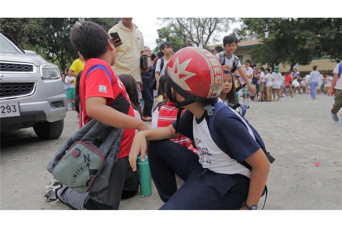 Weiteres Erdbeben auf Philippinen - Tsunami-Entwarnung Viele Menschen, darunter auch zahlreiche Schüler, gerieten in Panik.