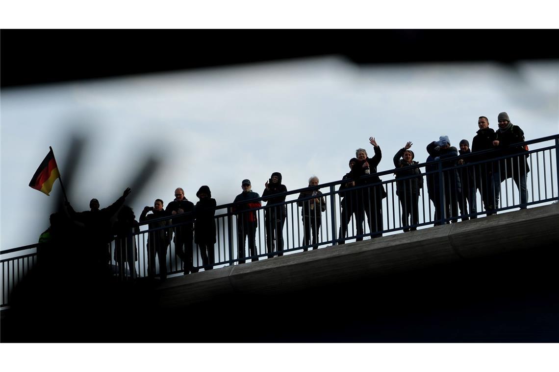 Viele Menschen entlang der Strecke jubelten den ersten Fahrzeugen auf der  neuen Brücke zu.