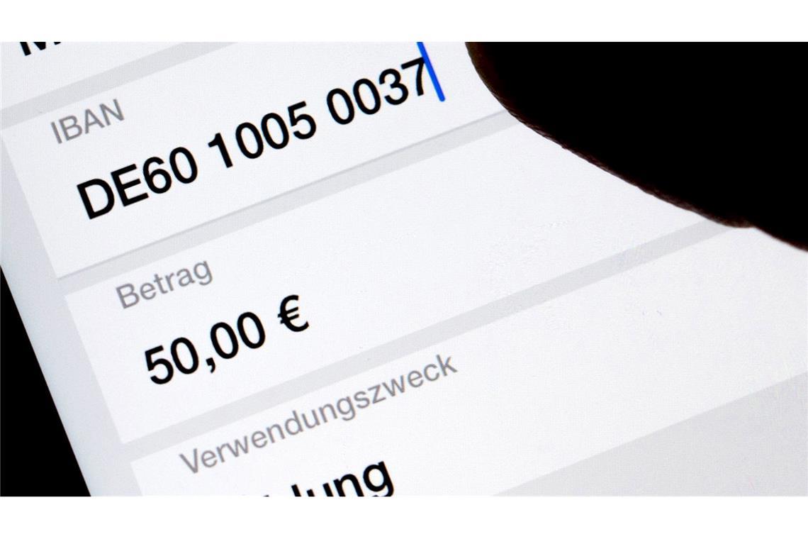 Viele Menschen erledigen Bankgeschäfte am Smartphone oder am heimischen Computer. (Symbolbild)