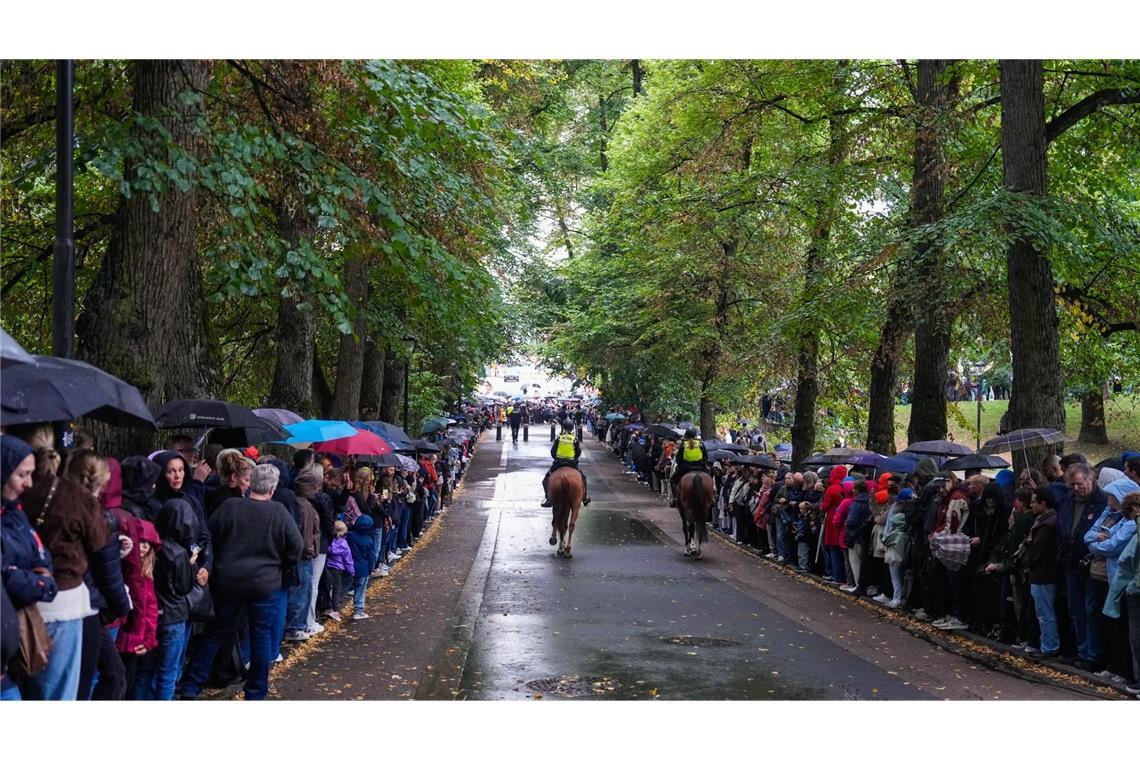 Viele Menschen haben sich bereits versammelt, bevor der Sarg von König Harald V. im Queen’s Park eintrifft. Der Sarg mit König Harald wird am Freitagabend in einem Trauerzug von der Kapelle des Nationalkrankenhauses durch Oslo zum Königspalast gefahren. (zu dpa: «Sarg mit Harald von Tausenden bei Trauerzug begleitet»)