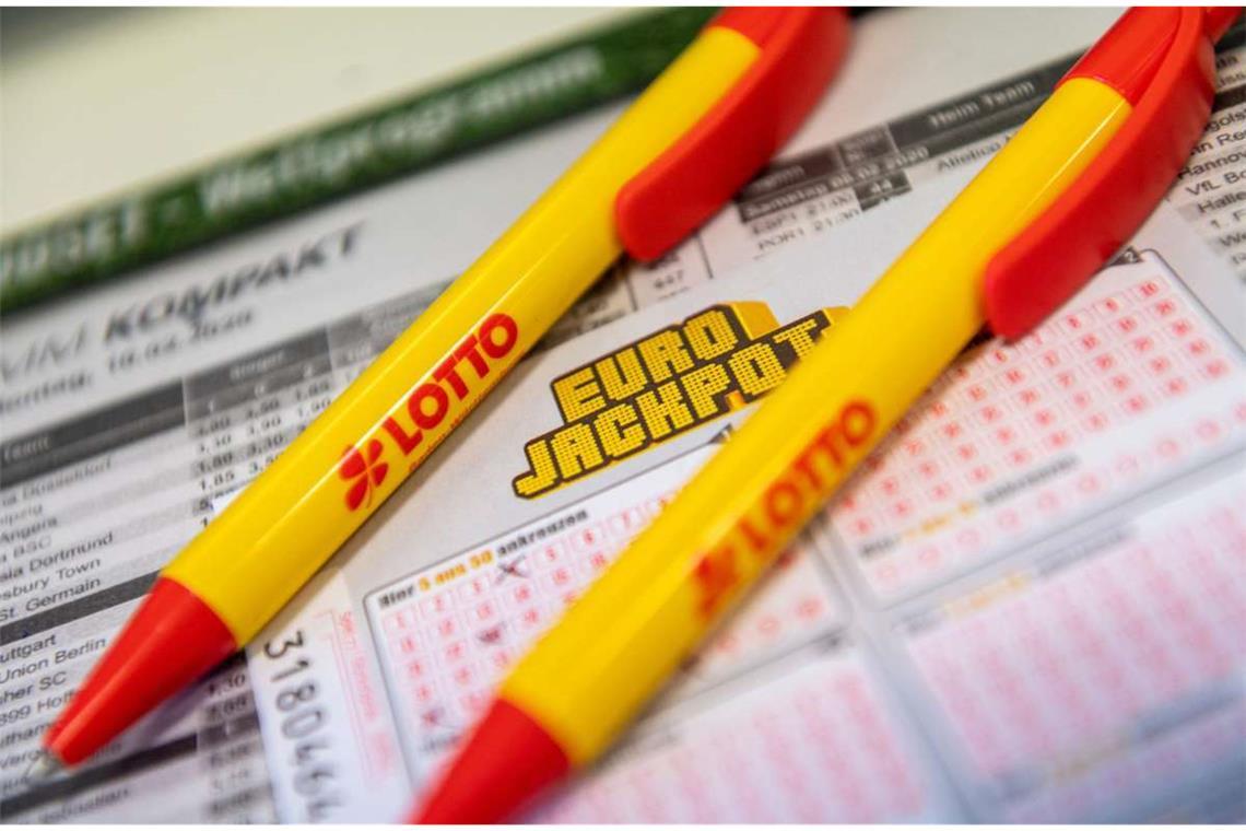 Aktuelle Eurojackpot Zahlen der Ziehung vom 27.12.2024 Viele Menschen hoffen jeden Dienstag und Freitag die richtigen Gewinnzahlen beim Eurojackpot getippt zu haben.