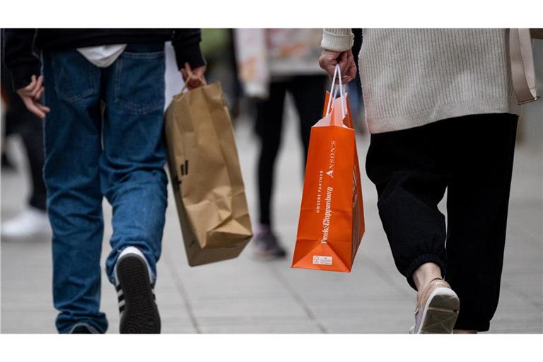 Viele Menschen in Deutschland sparen laut Umfrage bevorzugt bei Kleidung.