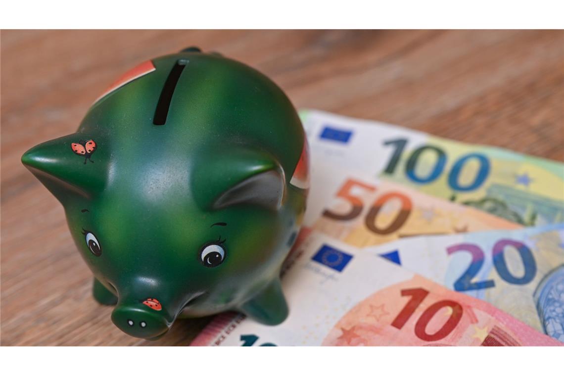 Deutsche sparen weniger – international aber weit vorn Viele Menschen in Deutschland sparen regelmäßig. (Symbolbild)