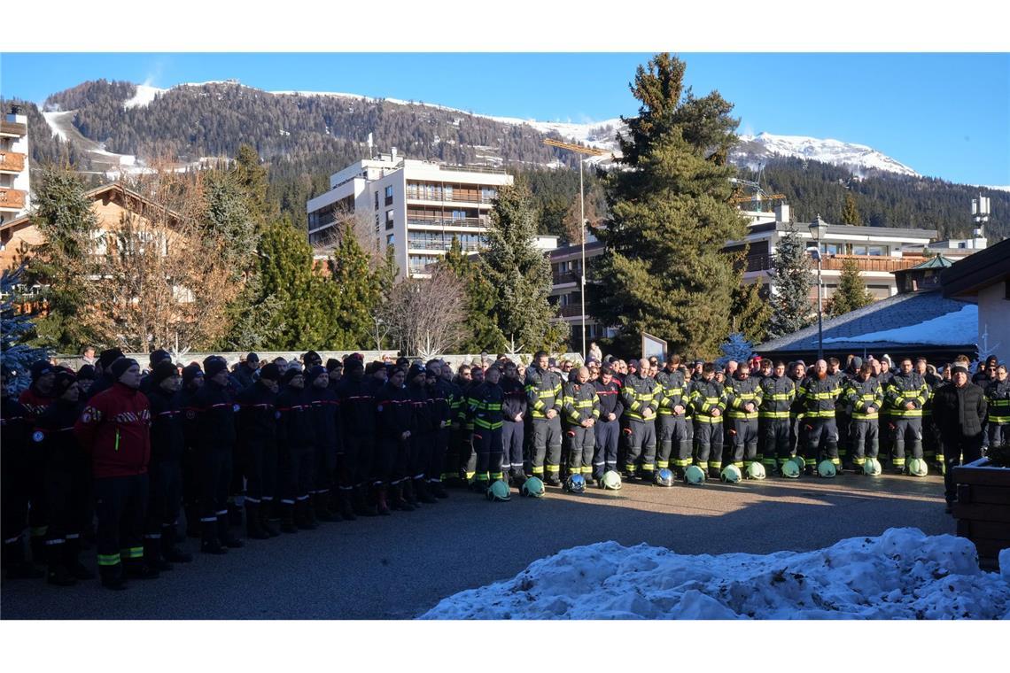 Viele Menschen kamen zusammen, um der Opfer der Brandkatastrophe zu gedenken.