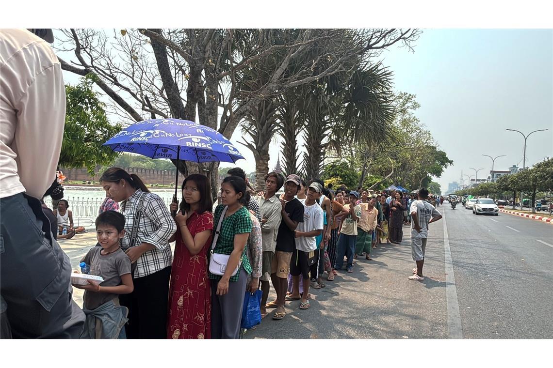 Zahl der Toten in Myanmar steigt: Beben baute sich lange auf Viele Menschen müssen lange auf Lebensmittel warten.