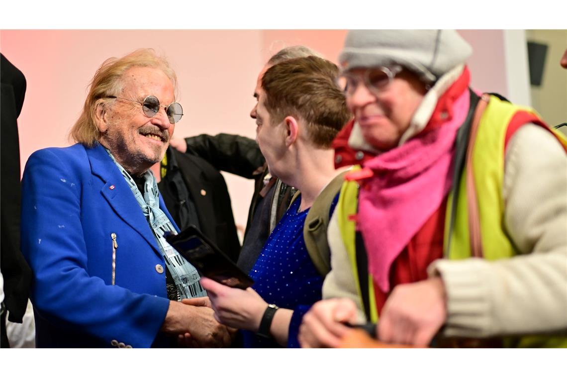 Viele Menschen nehmen das Weihnachtsessen dankbar an.