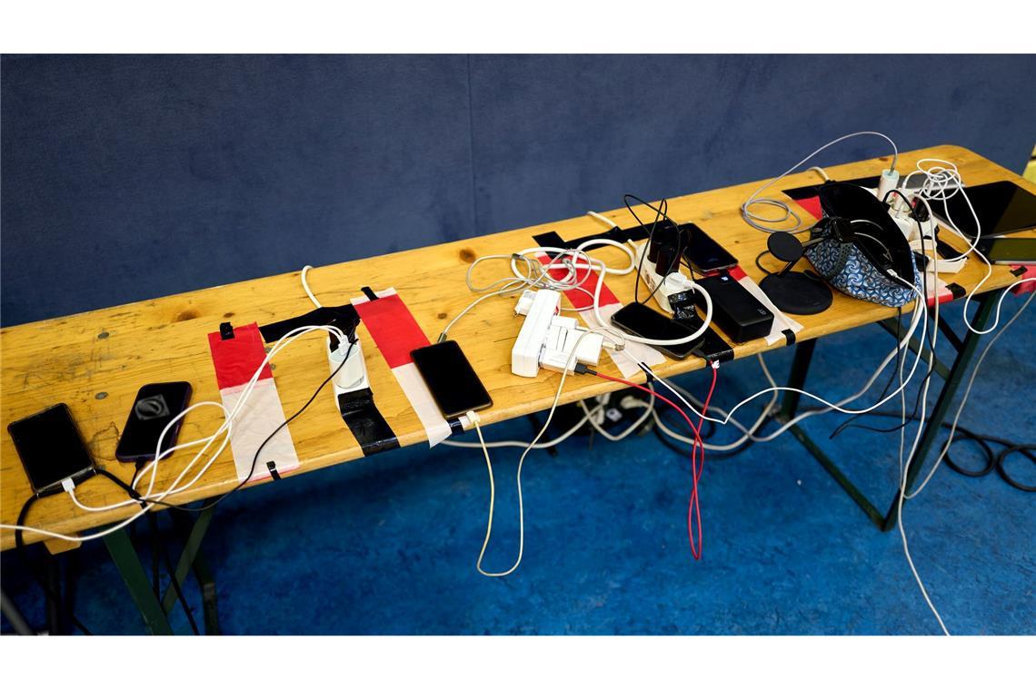 Viele Menschen nutzen die Möglichkeit, ihre Handys an Anlaufstellen aufzuladen.