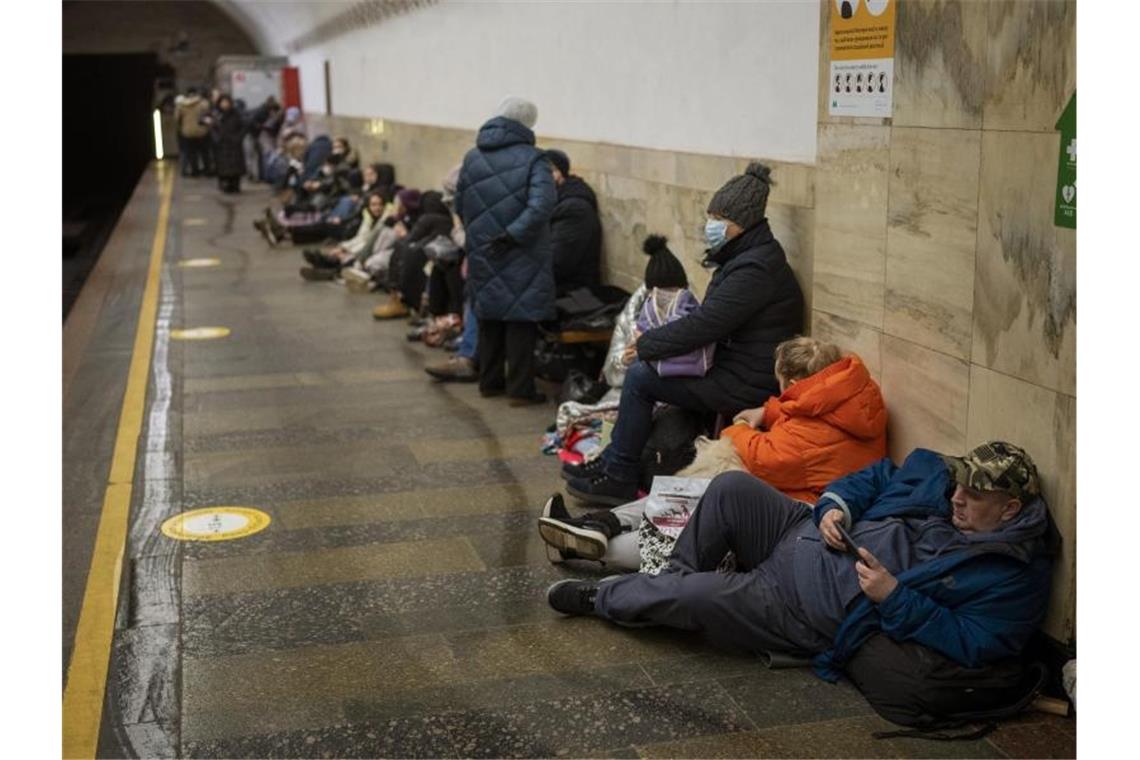 Viele Menschen nutzen U-Bahn-Stationen als Bombenschutzraum. Foto: Emilio Morenatti/AP/dpa
