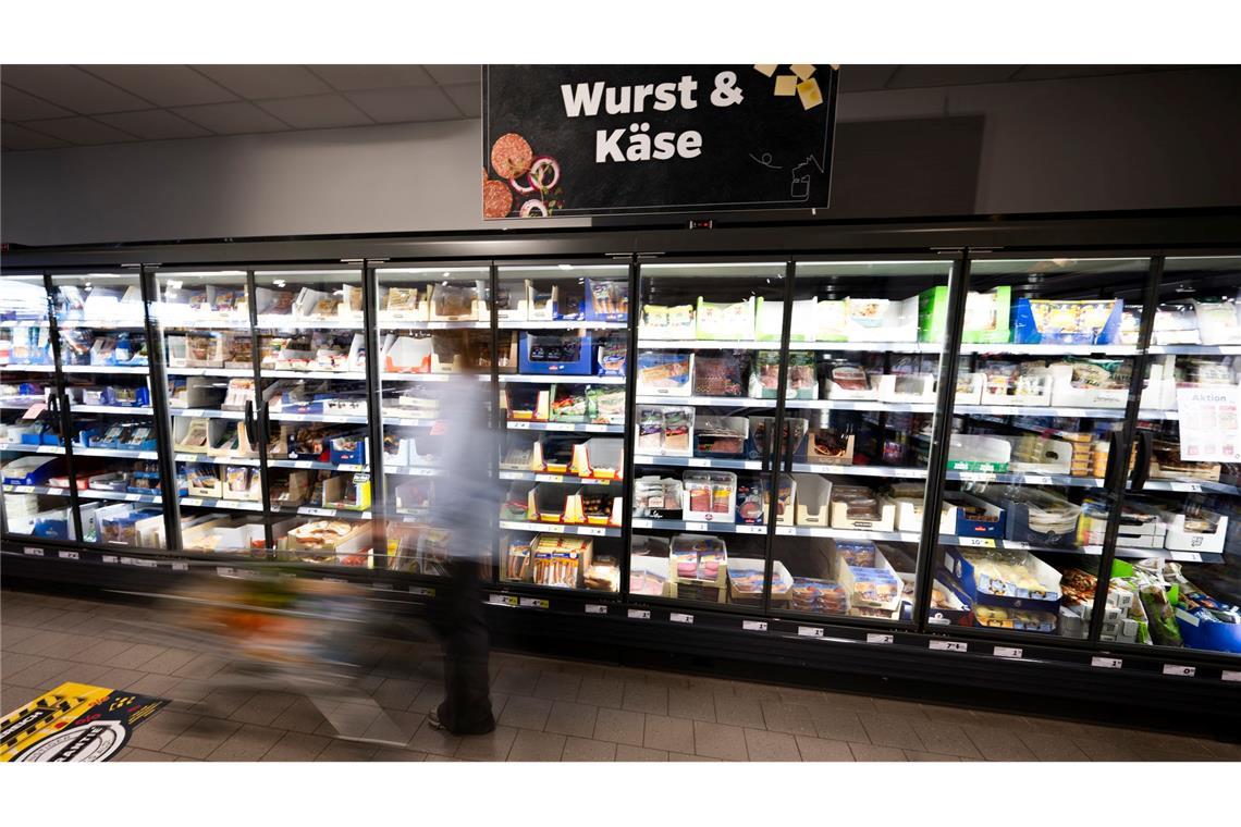 Teure Lebensmittel - Verbraucher kaufen anders ein Viele Menschen stellen aufgrund der höheren Lebensmittelpreise ihr Einkaufsverhalten um. (Archivbild)