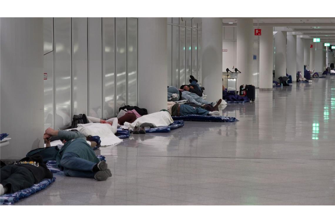 Nach Drohnenalarm: Wieder Flüge am Münchner Flughafen Viele Menschen übernachteten im Flughafen.