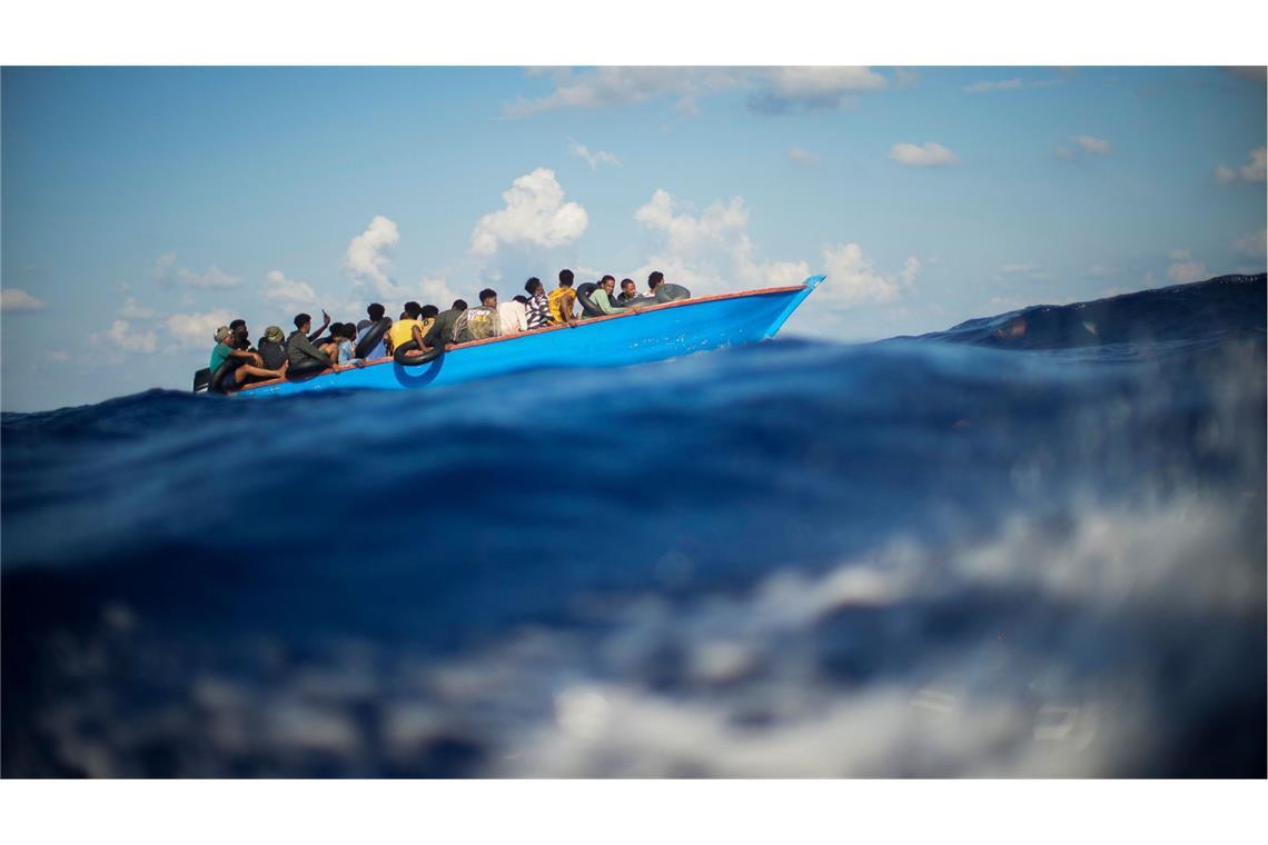 Viele Menschen versuchen, in einfachen Holzbooten über das Mittelmeer nach Europa zu kommen. Die EU will den Flüchtlingsstrom in Zukunft durch neue Regeln besser unter Kontrolle zu bekommen.