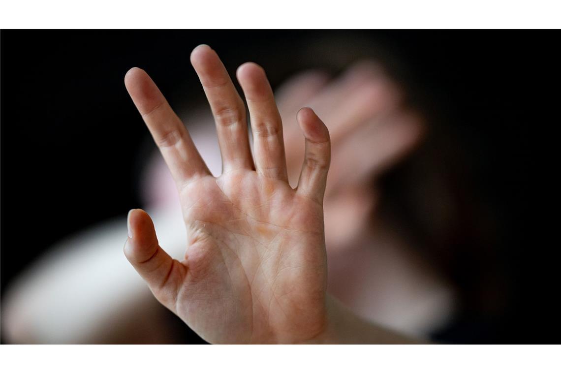 Viele Menschen, vor allem Frauen, sind in Deutschland von häuslicher Gewalt betroffen (Symbolbild).