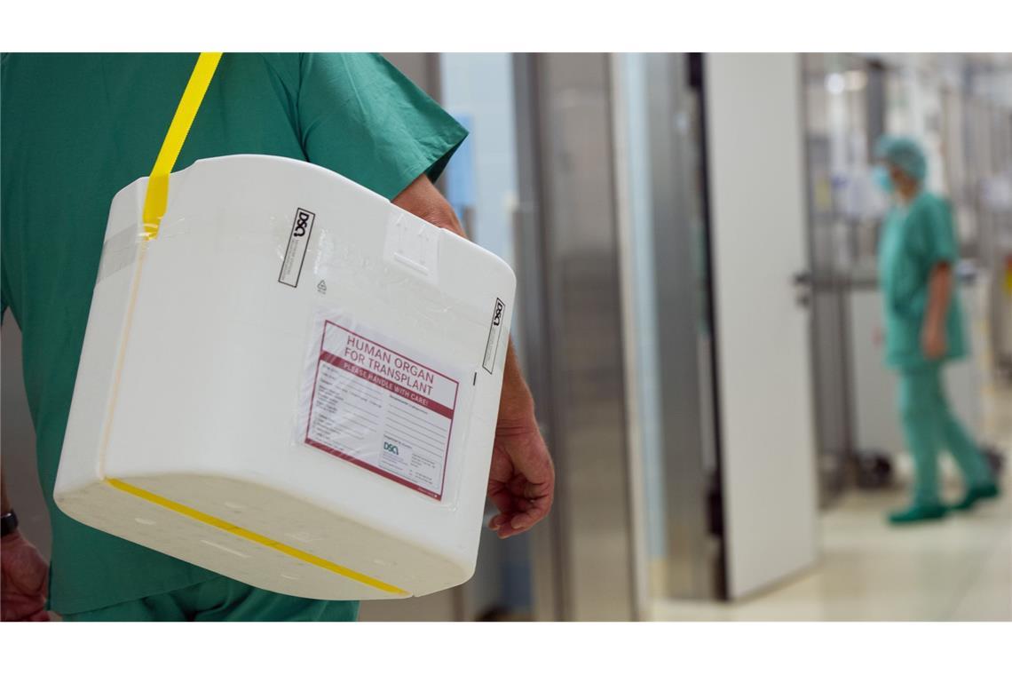Viele Menschen warten auf eine Organspende. (Archivbild)