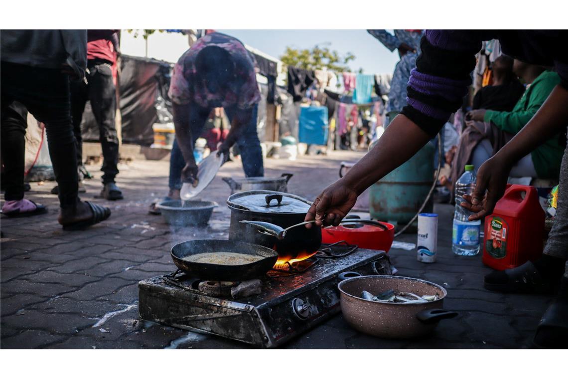 Gefangen im Transit: Düsterer Alltag der Migranten in Tunis Viele Menschen warten Monate oder Jahre auf eine Überfahrt nach Europa. (Archivbild)